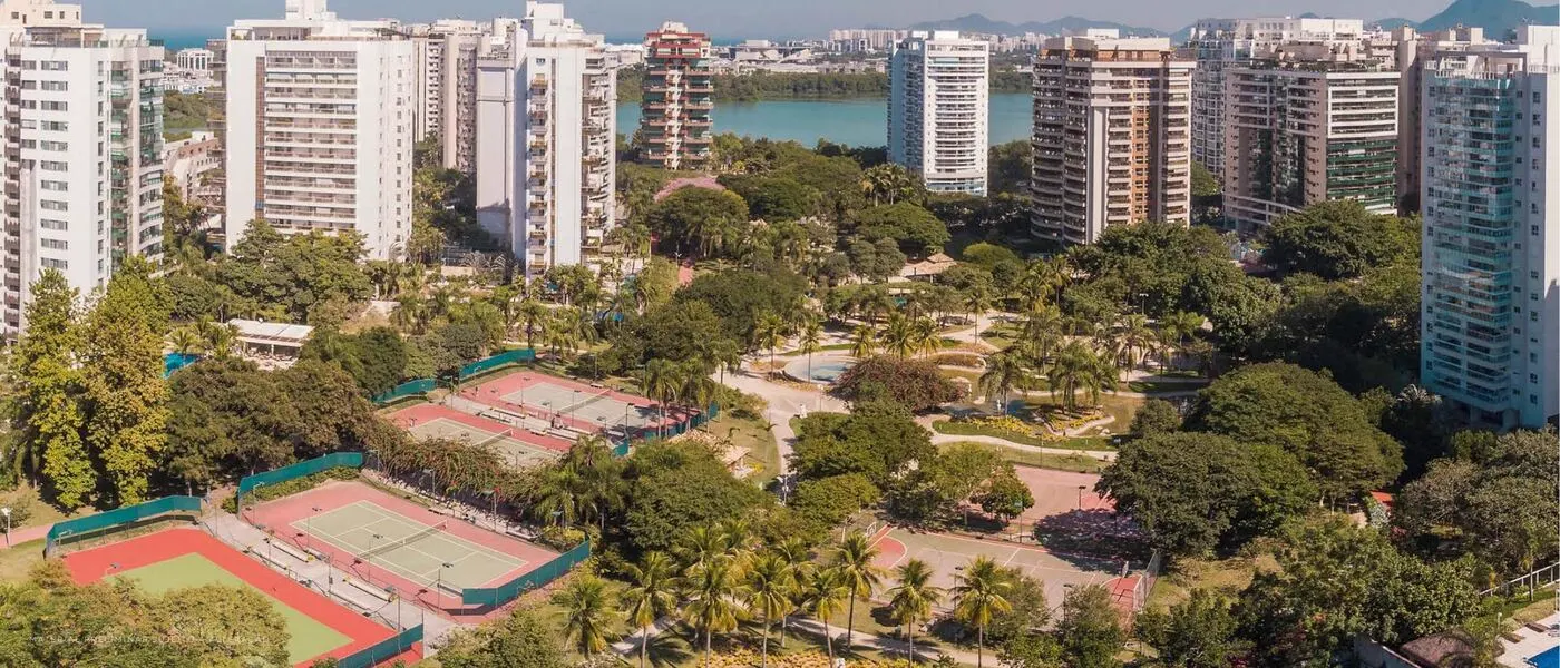 Foto aérea da Península, na Barra da Tijuca, com parque, quadras e a lagoa